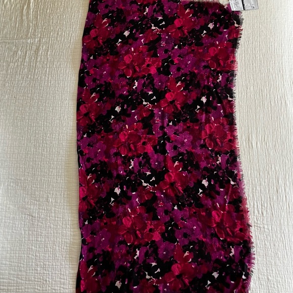 NWT Coach sample scarf w/berry floral motif. - Picture 4 of 10